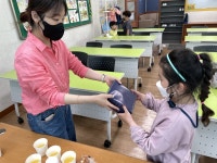 서정대 산학협력단, 가정의 달 맞아 지역아동센터에 선물 전달