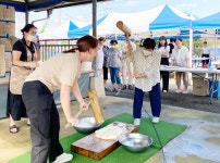 [찰칵! 현장] 조물조물 이색 떡 만들기… 충북대, 사할린 어르신과 체험 행사