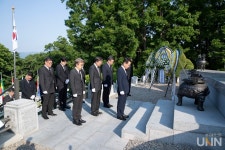 강원대 김헌영 총장, 현충일 맞아 춘천 우두산 충렬탑 참배