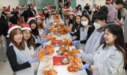인제대, 외국인 유학생 우리도 김장해요…이 맛이 K-푸드