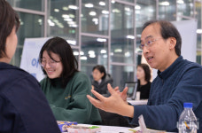 교수들의 진지한 상담...이화여대 대학원 페어