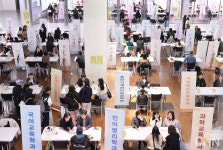 교수들의 진지한 상담...이화여대 대학원 페어