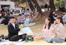 봄 캠퍼스 즐기는 한국기술교육대 학생들