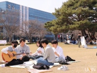 봄 캠퍼스 즐기는 한국기술교육대 학생들
