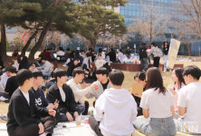 봄 캠퍼스 즐기는 한국기술교육대 학생들