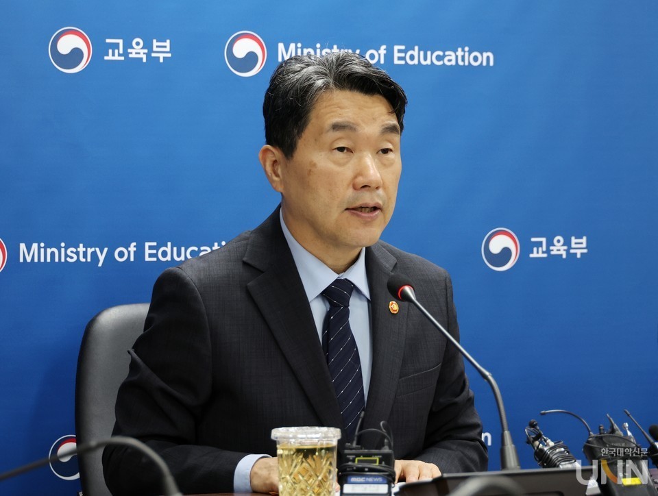 교육부, 의대 교육과정 단축 논의 중... 의대생들의 휴학 조건부 승인 예정