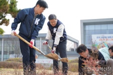 한국기술교육대, 중앙공원에서 식목 행사