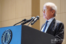 샐러리맨 신화 윤윤수 회장, 한국외대 졸업식서 특별 축사