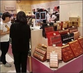 백화점 물량 기획전…약국은 아기자기한 판촉 펼쳐