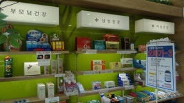 약국이 숲? 연두빛으로 고객 마음 잡아