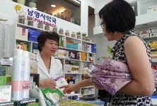 상담의 힘…여름에 더 붐빈다는 약국의 비밀