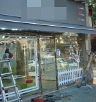 휴대폰 가게로 바뀌는 대로변 전통 약국들