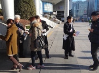 거리에 나선 약사·약대생들, 김한길 대표와 조우