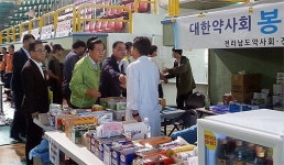 정홍원 국무총리, 세월호 봉사약국 찾아