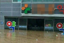 조제실 흙탕물…부산 약국가 물폭탄에 아수라장