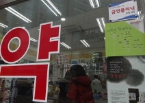 여성 흡연자가 제 손을 잡고 한참 우시더라고요