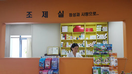 약국에 걸린 어린이 사진 수백장의 비밀