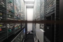 3초만에 아스피린 찾는 로봇…독일약국을 가다