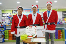 청주 약사가 가운 아닌 산타복을 입은 이유는?