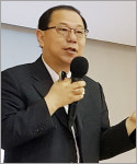 개국약사, 앉아 일하는 택시기사 앞 당뇨약 교육