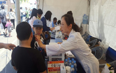 화성시약, 전곡 뱃놀이 축제서 봉사약국 운영