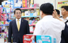 조찬휘 회장, 청주지역 침수 피해약국 방문