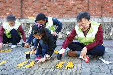 횡단보도에선 차도와 떨어지세요…유한 봉사활동