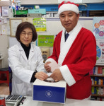 산타로 변신한 약사회장, 신규약국 돌며 회원 격려