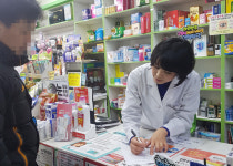 약통 여니 설탕과 벌레가…약사, 환자 곁 소근소근