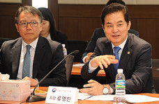 K-뷰티 지원 위해 마스크팩 쓴 류영진 식약처장