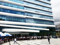 문 대통령의 스킨십…환호하는 건보공단 직원들