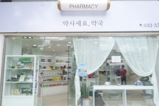 만화에서 튀어나온 약국…이십대 약사의 첫 개국스토리