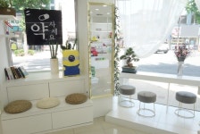 만화에서 튀어나온 약국…이십대 약사의 첫 개국스토리