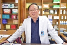 충주 한옥건물에 약국이 있다…차 마시며 건강상담