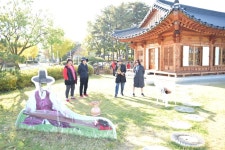 충주 한옥건물에 약국이 있다…차 마시며 건강상담