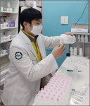 조금이라도 도와야죠…손소독제 직접 만드는 약사들