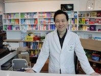 유모차 주차공간에 어린이 체험장까지…약국의 진화