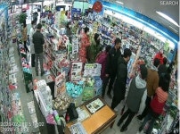 줄선 고객들, 5분 완판…숨가빴던 약국 마스크 첫 판매