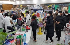 100명 줄서고 전화폭주…주말 약국가, 마스크 대란