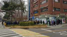 100명 줄서고 전화폭주…주말 약국가, 마스크 대란