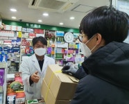 100명 줄서고 전화폭주…주말 약국가, 마스크 대란