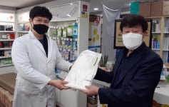 양천구약, 신규 회원약국에 약사가운 전달