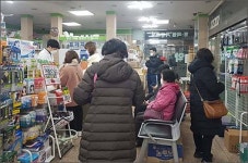 소형약국은 매일 마스크 전쟁터…업무 과부하 심각