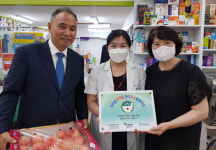 인천시약, 올해 첫 부작용 보고 약국에 현판 전달