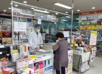 가림막 고민하는 약국…방역엔 좋지만 상담시 불편