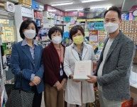 코로나 이겨내세요...송파구약, 375개 약국 응원 방문