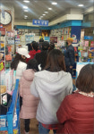 조제되면 연락드릴께요…대기환자 통제나선 약국들