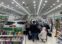 화성동탄 지역약국에 차량 돌진...약사·손님 등 9명 부상