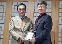 변영태 평택시약사회장, 시청 감사패 받아