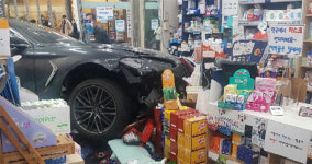 경기 분당서 약국으로 차량 돌진…인명사고는 없어